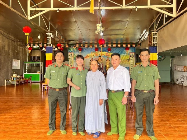 Công an huyện Ea H’Leo thăm chúc mừng Đại lễ Phật đản 2022